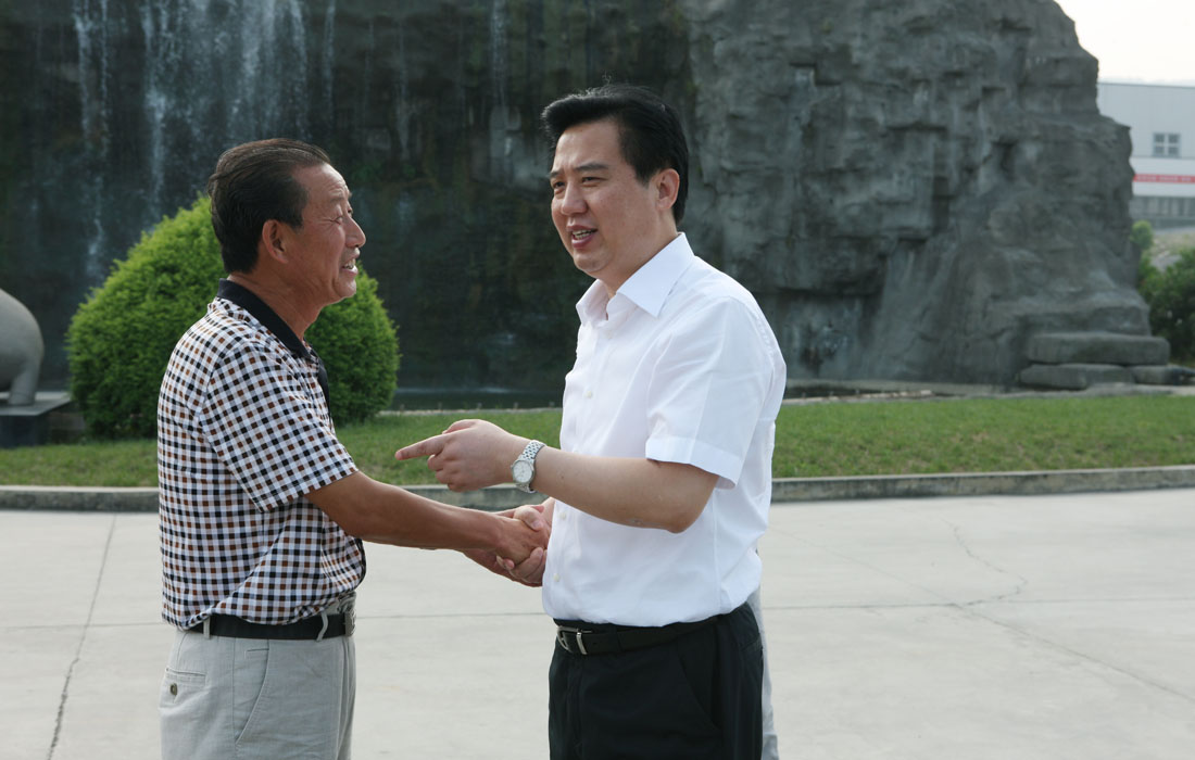 2012年8月，宜昌市委書記黃楚平與東圣董事長親切交談。 