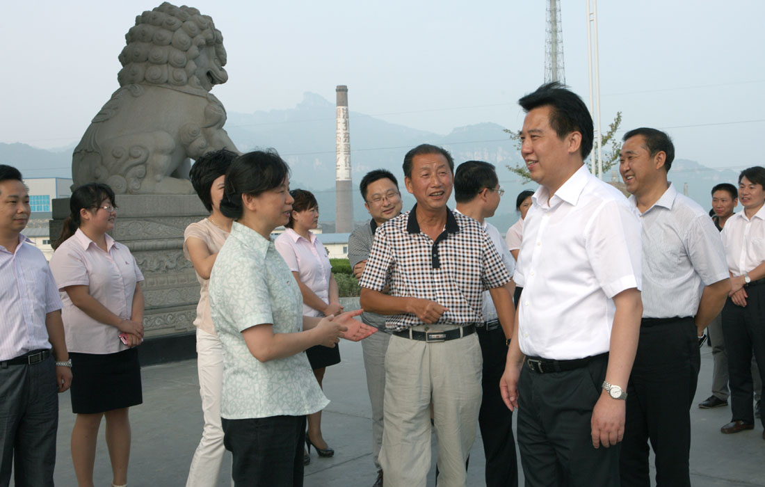 2012年8月，省委常委、宜昌市委書記黃楚平到東圣集團(tuán)調(diào)研。