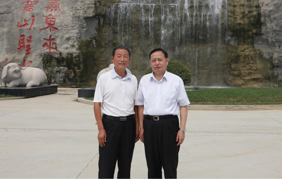 2010年5月，湖北省委書記羅清泉與東圣董事長合影。